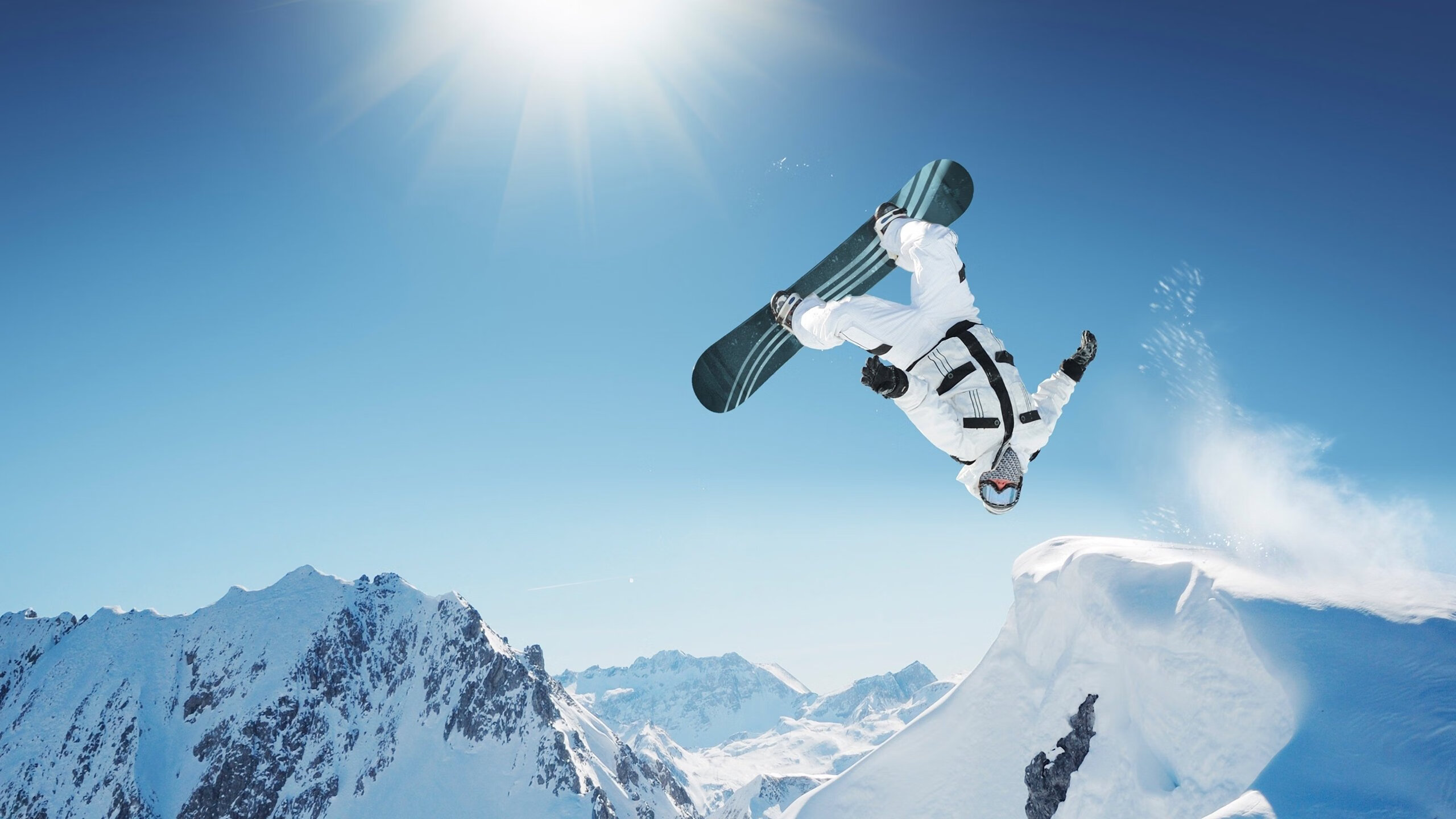 云端悬空秋千，悬挂在天空的运动奇观，秋千上的云